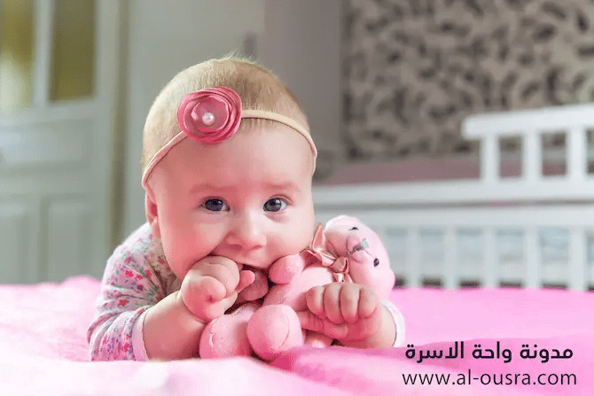 الطفل في الشهر الرابع : نموه ، تغذيته وألعابه