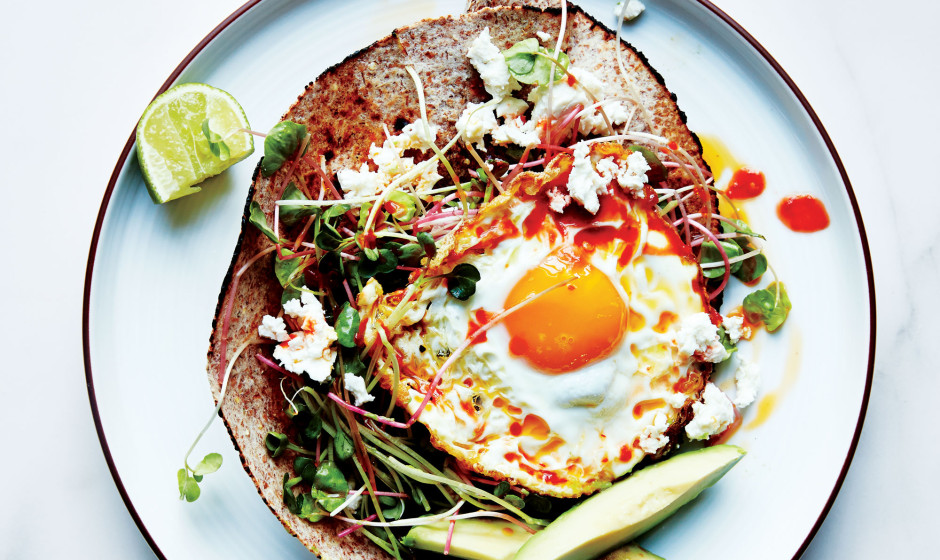 chile-and-olive-oil-fried-egg-with-avocado-and-sprouts-940x560