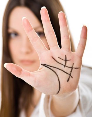 اكتشفي شخصيتك من خطوط يديكِ