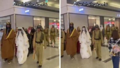 شاب يحتفل بزواجه في أحد المولات | صحيفة أشجان الإلكترونية