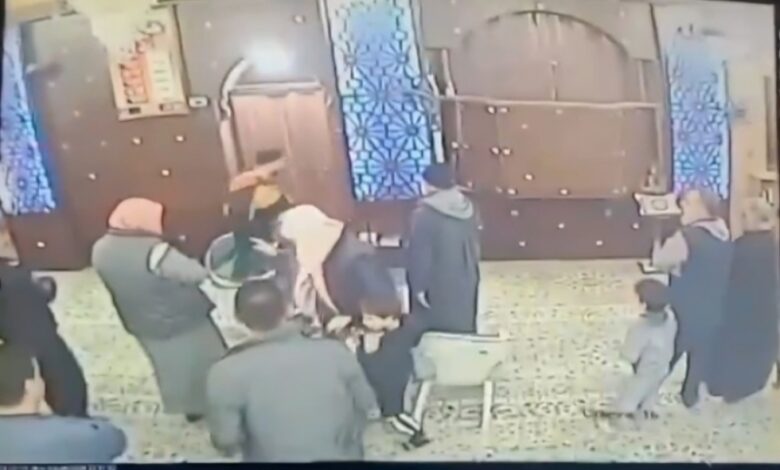 شاهد.. حادثة طعن 4 مصلين أثناء صلاة العشاء داخل مسجد بالأردن