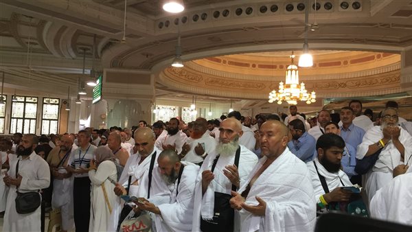 حجاج بيت الله الحرام في مشعر منى لقضاء يوم التروية